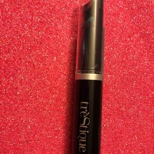 New mascara with curler